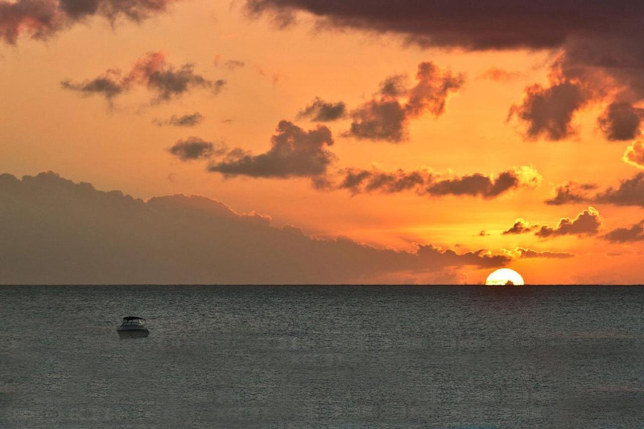 Bora Bora By Blue Sky Luxury Apartment Paynes Bay Bagian luar foto